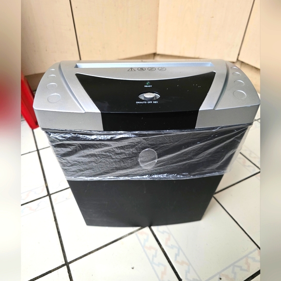 Personal Paper Shredder - Picture 1 of 6